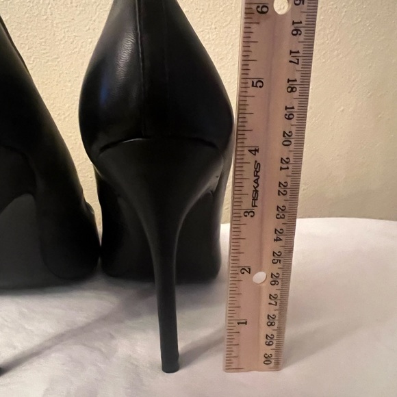 Steve Madden Galleryy Black Leather Stilettos, Size 8, EUC - Picture 7 of 9